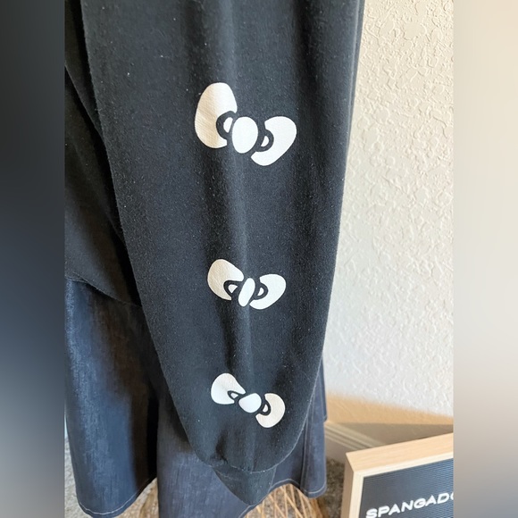 Hello Kitty Sanrio Women’s Sweatshirt Size L-Runs Large - Picture 3 of 10